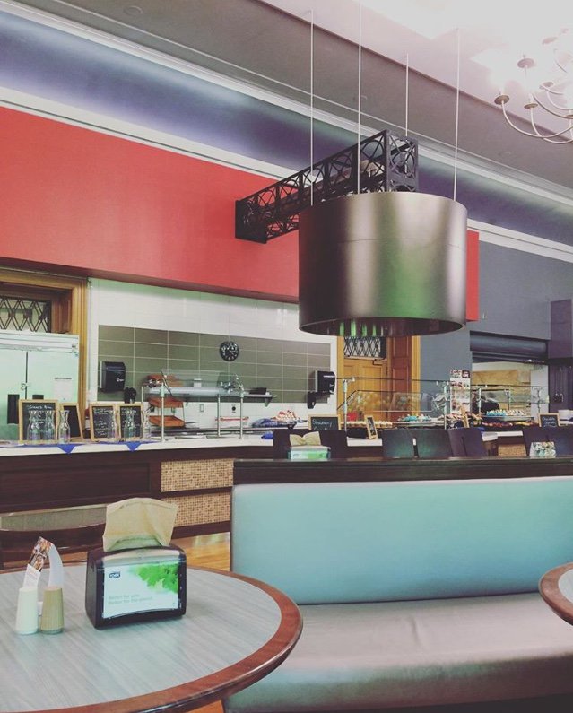 DalResidence's tweet photo. #HoweHall is home to 716 students & is broken up into 6 residence houses! The residence also has its own dining hall! Talk about convenience! #ChooseConvenience #ChooseResidence #ChooseCommunity #DalSweetDal #DalhousieU π·: @dalhousie_ra https://t.co/8NZz9nY7fl