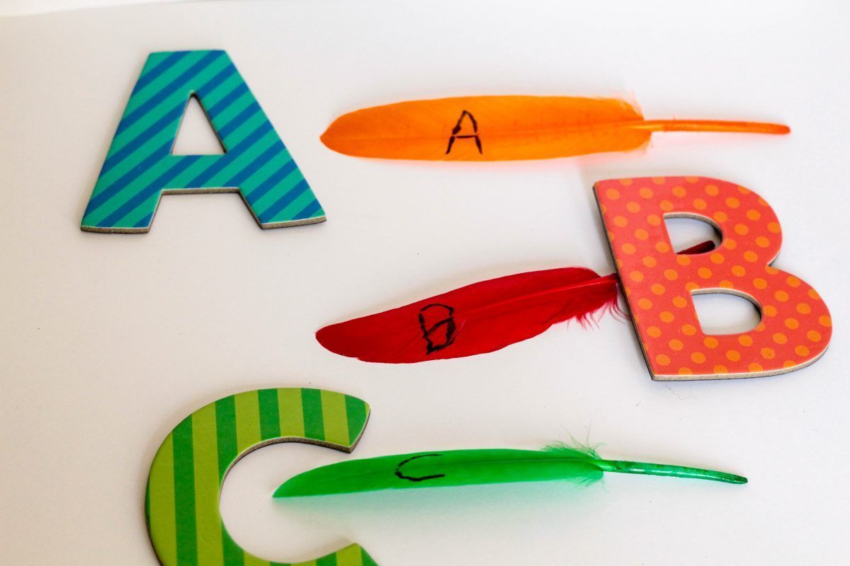 Practicing matching letters of the alphabet with this easy prep feather letter matching activity. buff.ly/2EZhdWK #handsonlearning #kidsactivities #learningathome #childhoodunplugged #teachpreschool #kidlit #alphabetactivities #abcschool #alphabet #abcs #earlyliteracy
