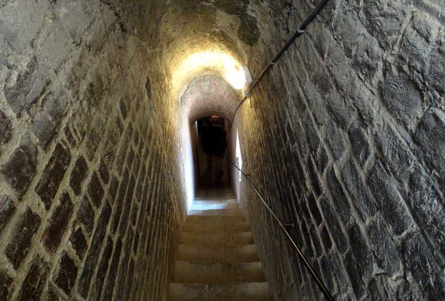La tecnica del "mur épais" utilizzata nel duomo di Piacenza: la parete non come un piano chiuso ma come un’articolazione supplementare dello spazio che attraverso percorsi in spessore di muro mette in collegamento i vari piani. #CattedralePiacenza