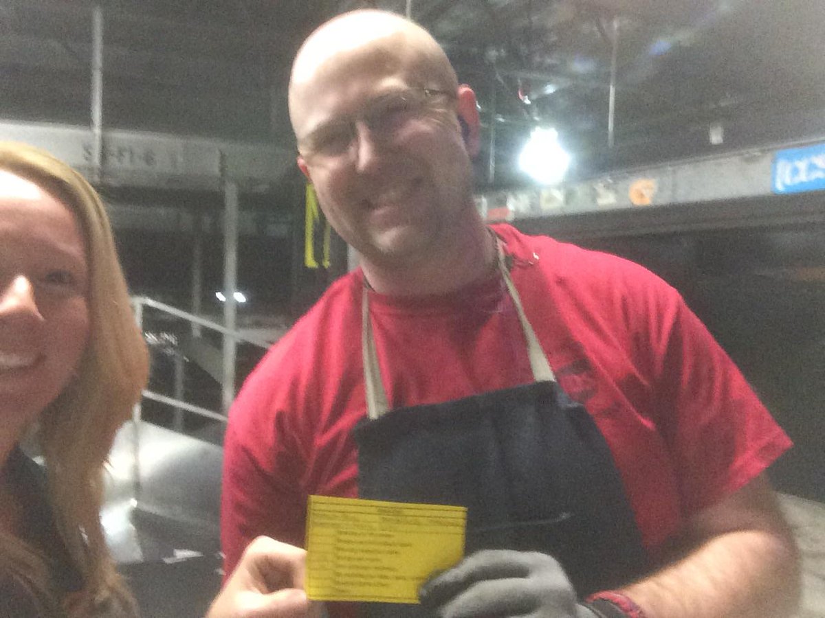 PrestonMessers1's tweet photo. Great job keeping a broom clean work area Joe. Thank you! #CaughtSafeley in the SLC night sort. @ChadMeier3 @slchubjeff @UTHub_BrianW @DesertMTUPSers https://t.co/rF74m5GcDU