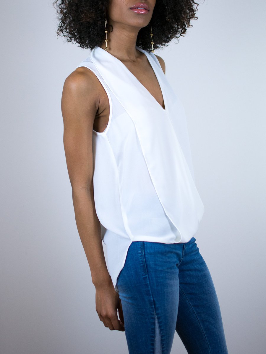 mission_edit's tweet photo. Effortless, chic and wearable all four seasons, the Monroe sleeveless blouse is a staple you need in your closet! Check out the top here: https://t.co/5e5GcTEwau #missionedit #fashion #style #effortless #chic #staple #wardrobe https://t.co/CtWMb4UaRn