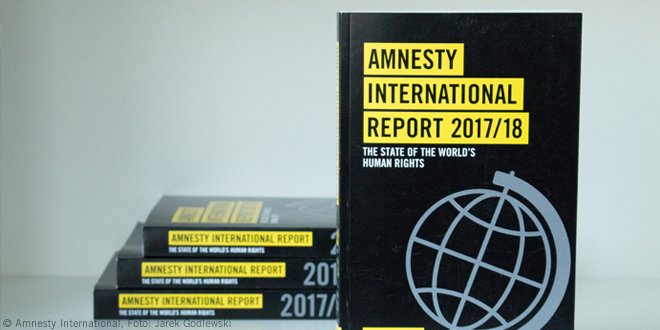 amnesty_de's tweet photo. Heute ist der Amnesty Report 2017/18 auf Englisch erschienen. Er informiert über die aktuelle Lage der #Menschenrechte in 159 Ländern und Territorien. Eine Auswahl von bereits ins Deutsche übersetzten Länderkapiteln findest du hier: https://t.co/GOWJtLvjog #AIR2017 https://t.co/UCgnUIa2en