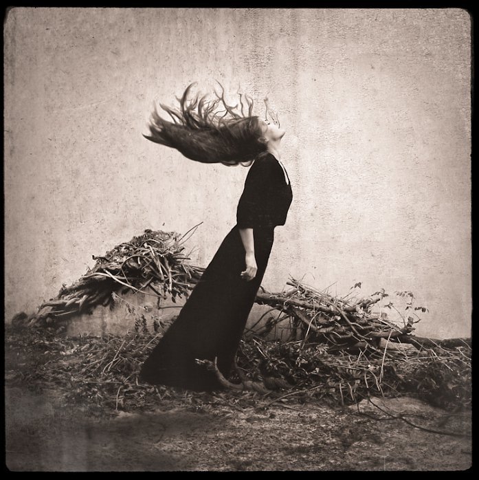 LaetitiaWilfert's tweet photo. Be like a branch of a tree; flex your body to face 'wind of sorrow'; flex little harder to dance in the 'wind of happiness'
-Santosh Kalwar
/The earth delights to feel your bare feet &amp; the winds long to play with your hair.
-Khalil Gibran
/Emilie Möri "La Glycine"  2014 https://t.co/NARgS0pMVi