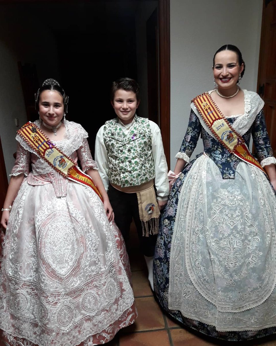 santaannafalla's tweet photo. Ahir va ser la presentació del nostre llibret 2018... DESITGEM. Vam fer entrega del premi Josep M. Francés i premi Santa Anna, enhorabona als premiats! 🏆🍾 Moltes gràcies als col•laboradors i als assistents!
#llibret#igualtat#fallasantaanna #fallesdevalència #desitgem https://t.co/ysuLFtO7KR