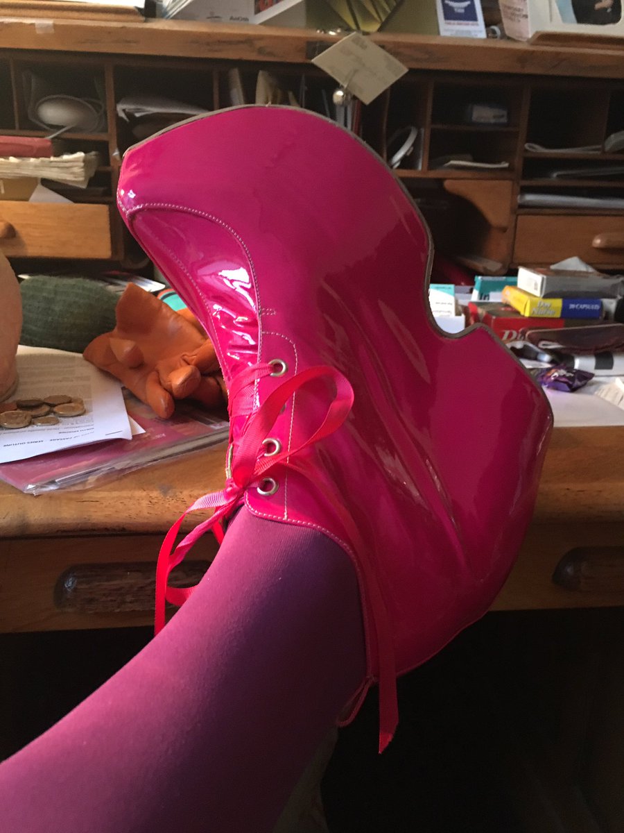 Alan_Measles's tweet photo. The trick to cycling in platform shoes is to put the saddle up by a corresponding amount😉 https://t.co/rqLUQ7FKj1