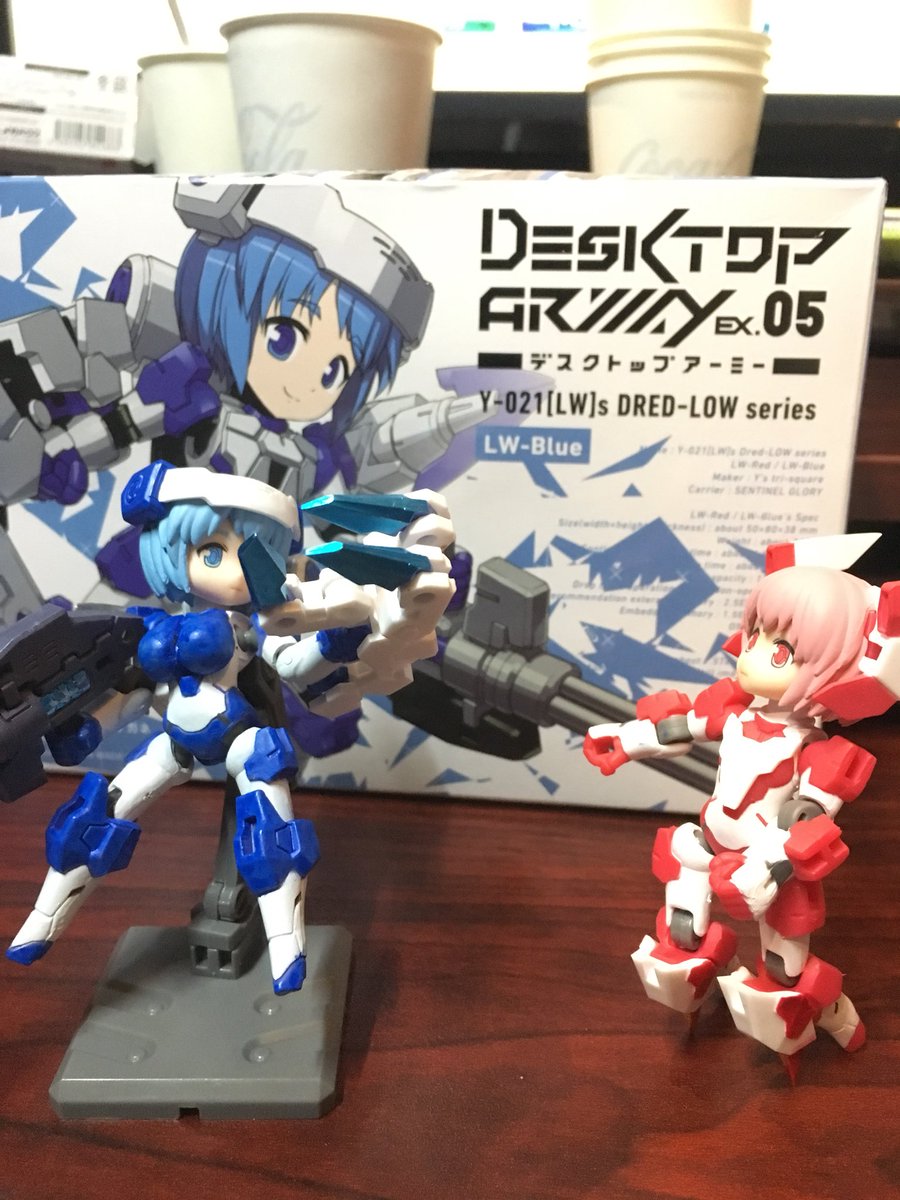 ひさめ V Twitter ドレッドの青い妹完成 厳密にはまだトップコートと頭のゴーグル の点々部分へのシャーペンでの墨入れがありますが イラストからは一部色を変えてしまいました 武器の部分はやはり金属っぽさがあるか いっそ鈍い色の方が好きですね デスクトップ