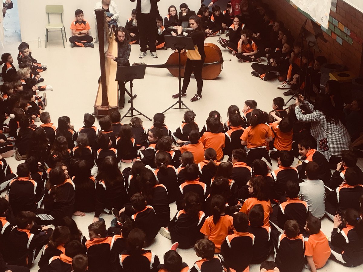 musicantonioma1's tweet photo. No pudo faltar la música en un día solidario como es la operación bocata. Colegio Antonio Machado https://t.co/r28nZPeatF