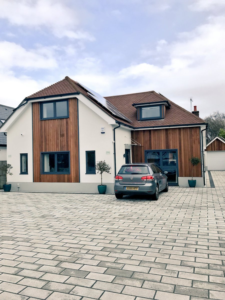 rowleyaluminium's tweet photo. @fitshow Out with old and in with new. #FITinstallation #residential https://t.co/6oY2O2h3YN