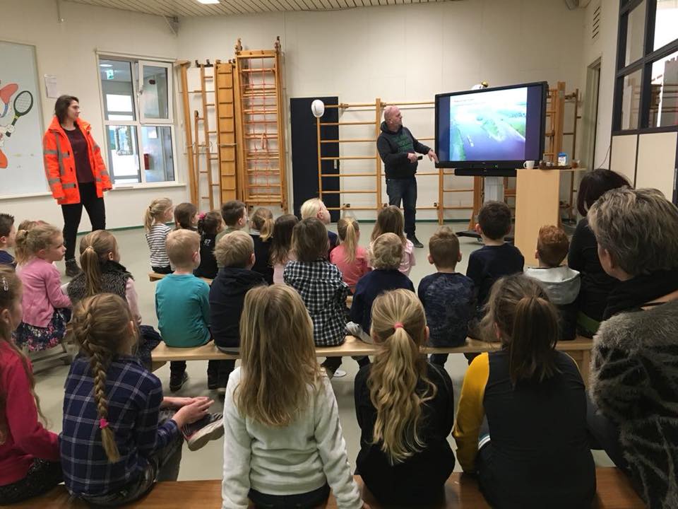 MooderMaas_GOW's tweet photo. Vandaag ook het startschot voor educatie op het Megelsheim in Meerlo en De Schakel in Broekhuizenvorst gegeven. De bovenbouw van De Schakel heeft ook nog eens de kou getrotseerd om naar Brug Ooijen te kijken. Weer veel enthousiasme voor het project gezien! https://t.co/Q0T3RaBbuk