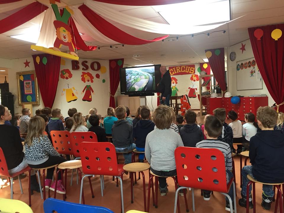 MooderMaas_GOW's tweet photo. Vandaag ook het startschot voor educatie op het Megelsheim in Meerlo en De Schakel in Broekhuizenvorst gegeven. De bovenbouw van De Schakel heeft ook nog eens de kou getrotseerd om naar Brug Ooijen te kijken. Weer veel enthousiasme voor het project gezien! https://t.co/Q0T3RaBbuk
