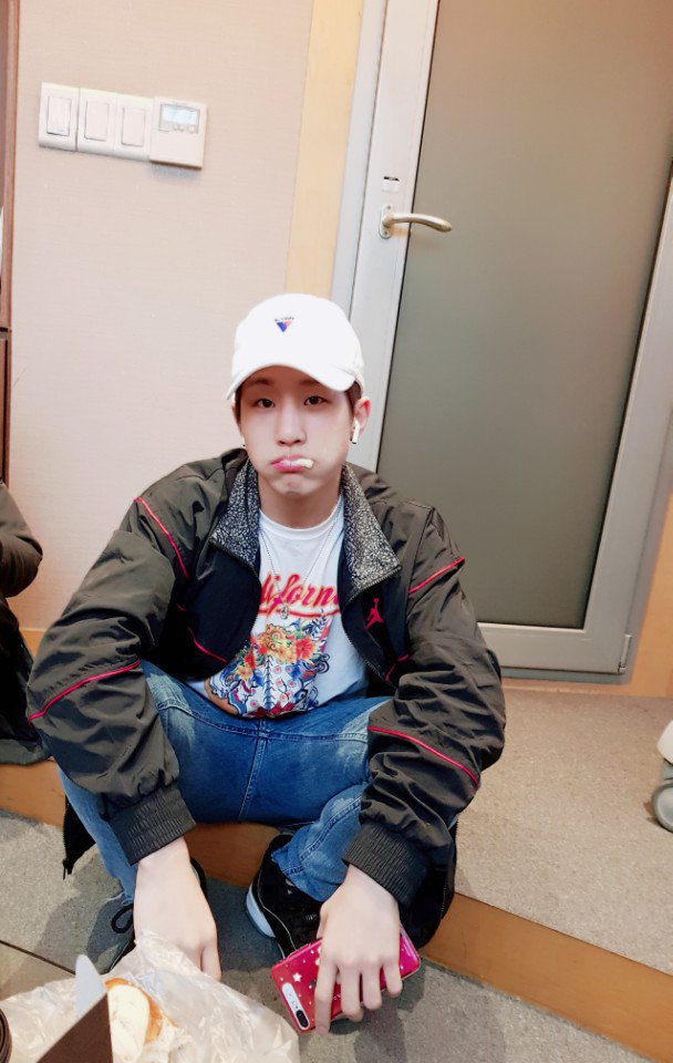 offclASTRO_6's tweet photo. [TRANS] 180219 #아스트로 Official Twitter Update - Eunwoo:
#JinSulking #EatingBread 
by. 🚘 #YesYes https://t.co/LvzoEXhydU