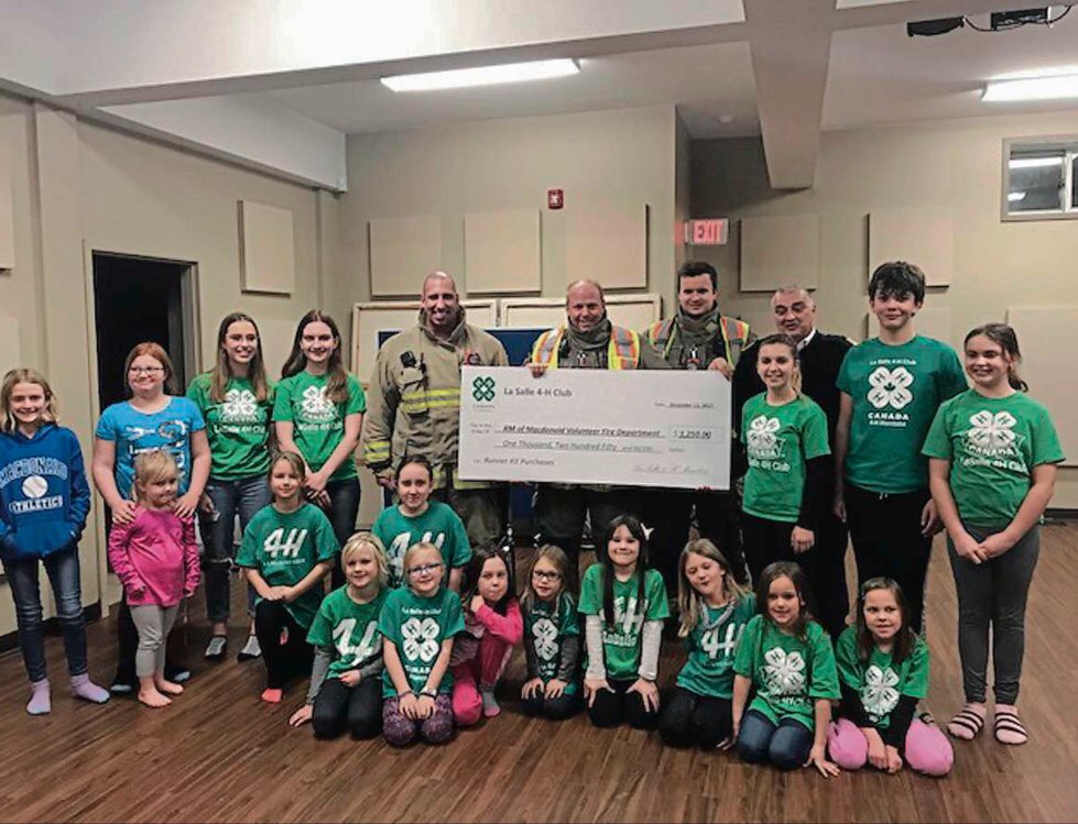 jmpiasta's tweet photo. The La Salle 4H club presenting the RM of MacDonald volunteer fire department a cheque @4HManitoba #lasalle4hclub #4HMBgivingback https://t.co/e4Ns69q7bl