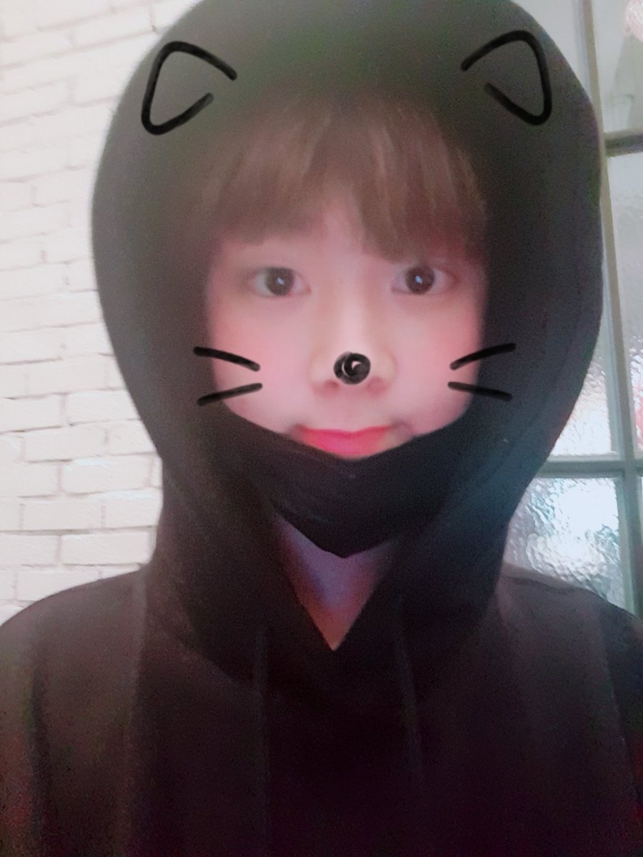 offclASTRO_6's tweet photo. [TRANS] 180221 #아스트로 Official Twitter Update - Sanha:
ROHA!!!Time to eat dinner!!😁😁Quickly get your food and freshen up 😄Sanha is eating too haha #FreshenUp #HealthAlarm https://t.co/bOPuDixB2p