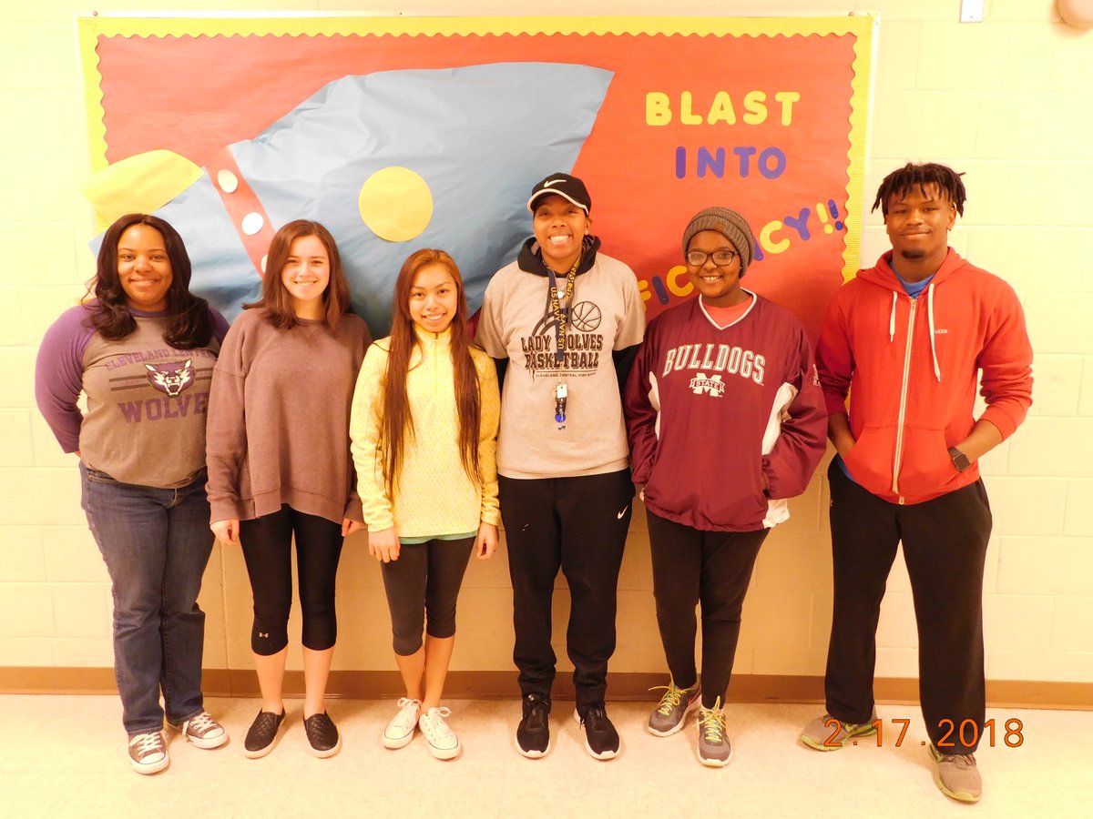 hollystanley123's tweet photo. Community is a group of people coming together to help those in need. In this picture these students came together in order to clean up a local schools campus. Helping others is the true meaning of community. #CCHSDSU @CommHistX https://t.co/4GHFPAFAIH