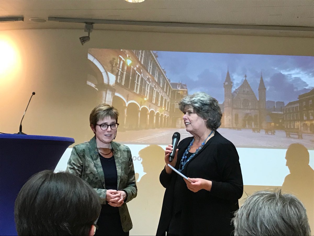 Aanwezig bij #vng #atriumlezing Miranda deVries lid van #ROB overhandigt bundel #nieuwepolitieknieuweakkoorden. #interessant #belangrijk
