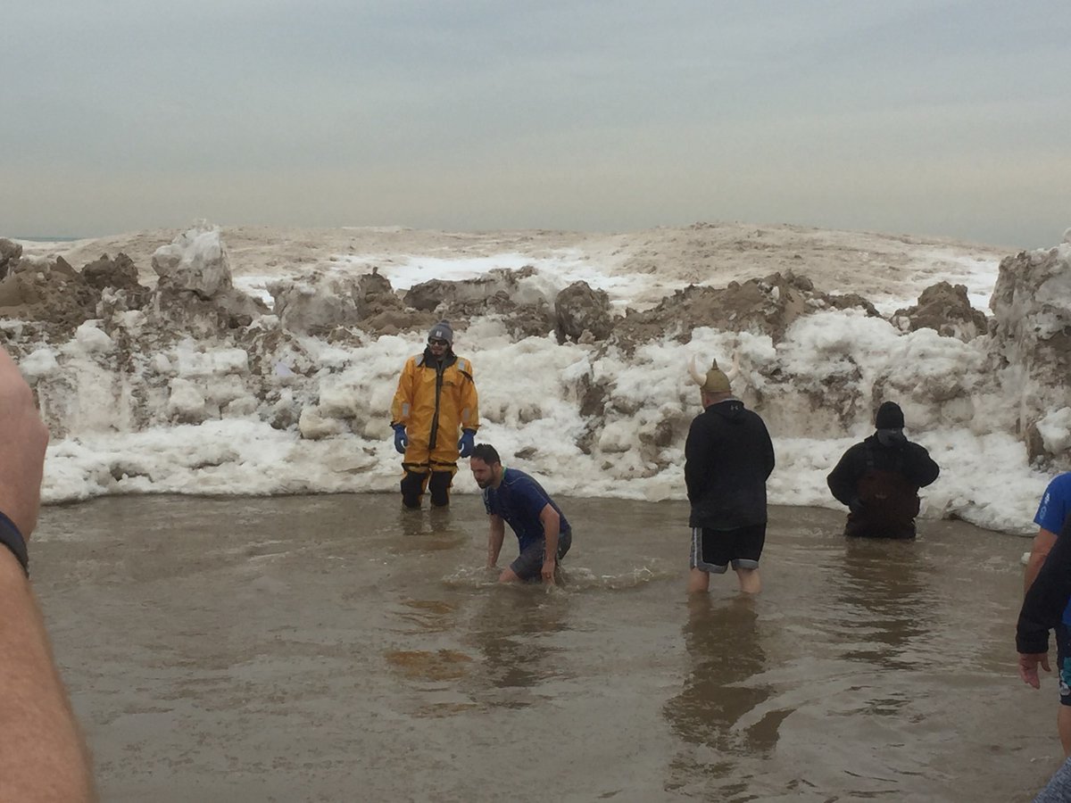 MrMeglan's tweet photo. 24 hour Super Plunge was a success. Oak Parkers raised over $3000 for Special Olympics, and the 55 Super Plungers raised a combigned $160,000! Thanks Coach @MrTimMc and Coach Claire for the help. #Julianworks #oakpark97 https://t.co/POJrlL0a2T