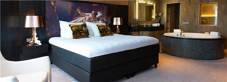 SUITE DREAM ARRANGEMENT
Soms is het tijd om je eens even heerlijk in luxe onder te dompelen. Onze suites zijn daar helemaal perfect voor.

Het Suite Dream arrangement is vanaf €99,- per persoon per nacht gemakkelijk te boeken via va.lk/HHdtf