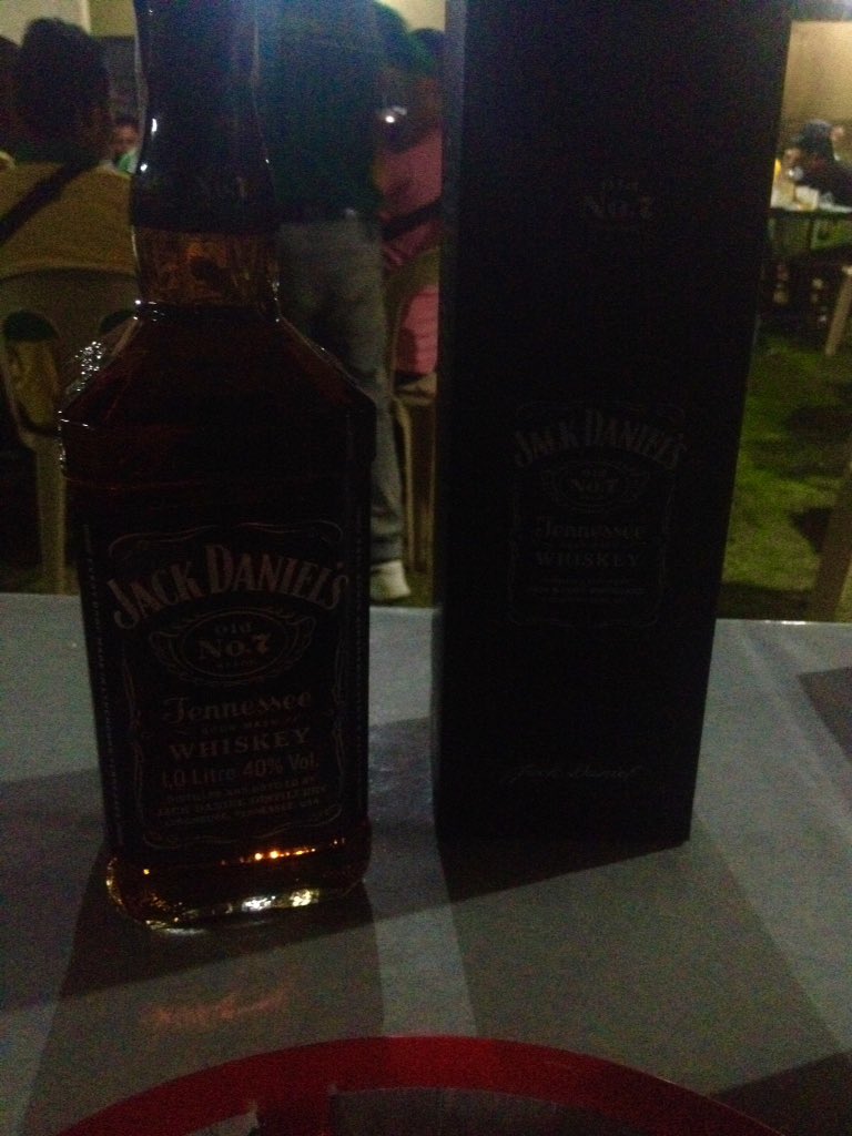 bacs_d's tweet photo. A night to remember😅#hbdpops🎉🎈🎂🎊🍾🍺 https://t.co/1risgOPKsx