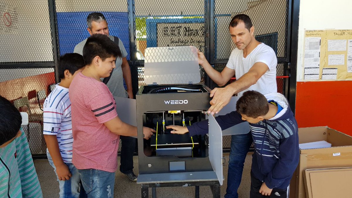 EdTecnicaBA's tweet photo. #TÉCNICA🙌🏼 seguimos entregando Impresoras 3D para equipar las escuelas. En la EEST N°2 de #Pilar ya realizan pruebas los alumnos junto a los docentes  @DPETPba @copretBAok @gfalvarez https://t.co/sgDpuhuCLp