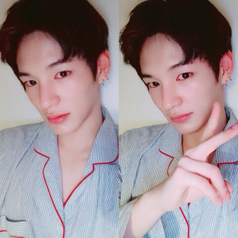 [#찬] 앨리스 잠들기 전에 보고 싶어서 왔어요! 아까 브이 앱 할 때 다른 차에 타고 있어서 인사를 못 했는데 저는 잘 지내고 있어요.. 그리고 드디어 일요일에 버스킹을 하게 되었는데 얼른 보고 싶고 또 그날 오실 분들은 따뜻하게 입고와야해요! 알겠죠? 그럼 have a good night….@-@