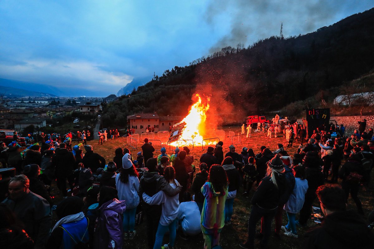 pivettiladige's tweet photo. #Trentino, nel #Romarzollo, nell'antica borgata di #Varignano, la prima #domenica di #Quaresima si bruciano i "carnevali". Rito #propiziatorio ancora oggi sentito: l'uomo, la #terra, le #stagioni e il «gran falò» https://t.co/0kdfIJxk0T da @giornaleladige e foto di @Jacopo_Salvi https://t.co/kjjHBVIrvO