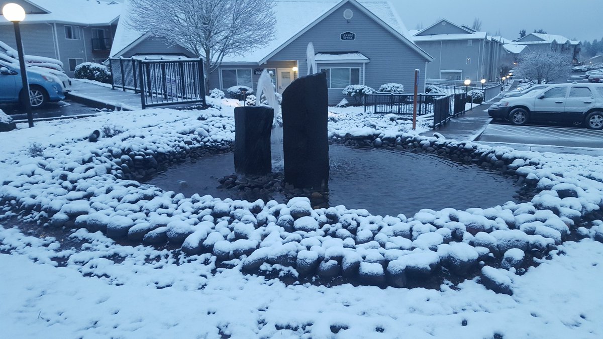 sweetiesummers's tweet photo. South Salem Winter Wonderland! #salemsnow @NWSPortland @fox12oregon https://t.co/N4Ijk313kk