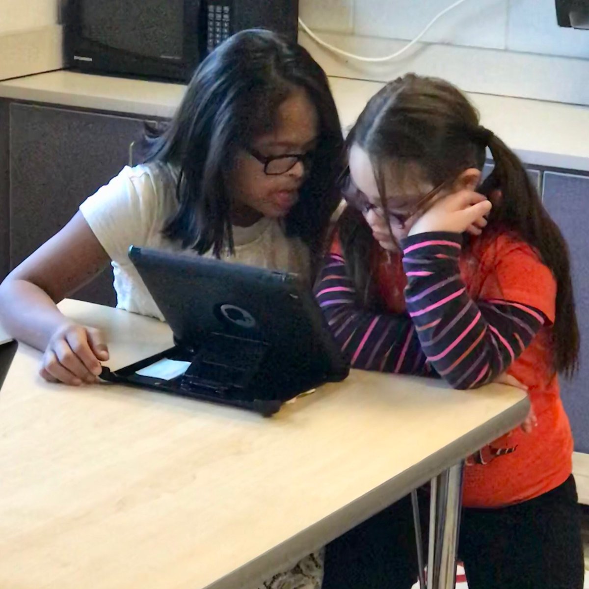 southard_ali's tweet image. One of our favorite ways to use technology in the classroom: one student is the cameraman while a classmate practices telling a story by recalling details. Here they are enjoying the final product! 🎥📱🖥 #techsavvy #DLDay #pcpsfres #frescbi @FRESWarriors @apdorsey