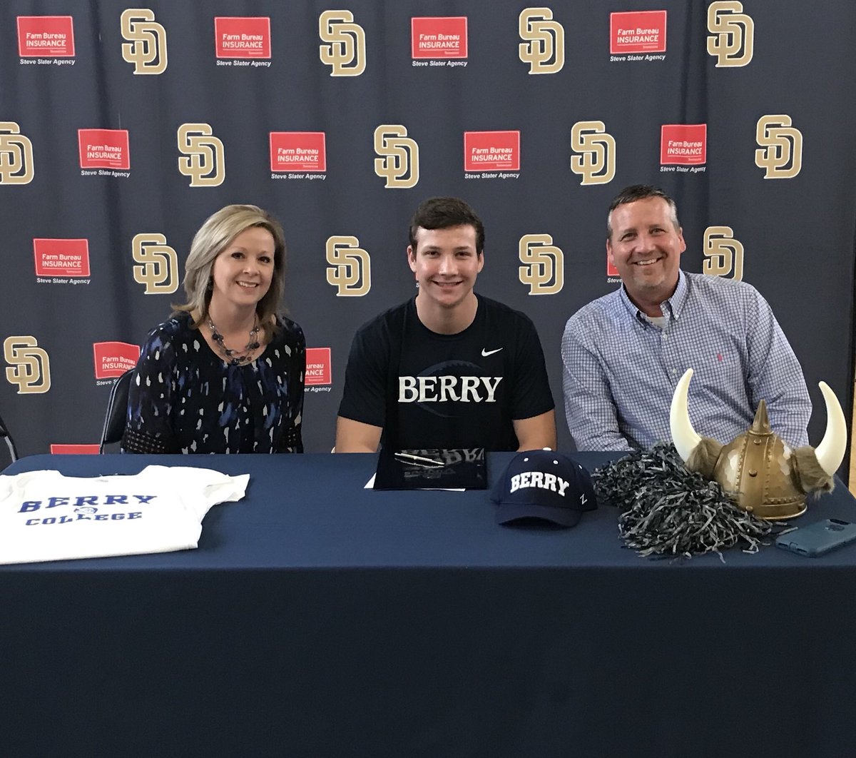 SDTrojansFB's tweet photo. Congratulations to @SeegerJake on signing with @BerryFootball today! Getting a great person, student and player! #MenofTroy #OnceATrojanAlwaysATrojan https://t.co/X8ewdZbIXG