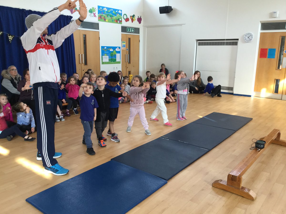 tweeterowl's tweet photo. Fawley Owls had a fantastic afternoon with Robert Mitchell @Sports4champs @ElitePfitness Thanks for a fun inspiring afternoon and well done to the Fawley Owls for raising so much money #inspiration #learningtoflyhigh https://t.co/CfUnJYdMEb