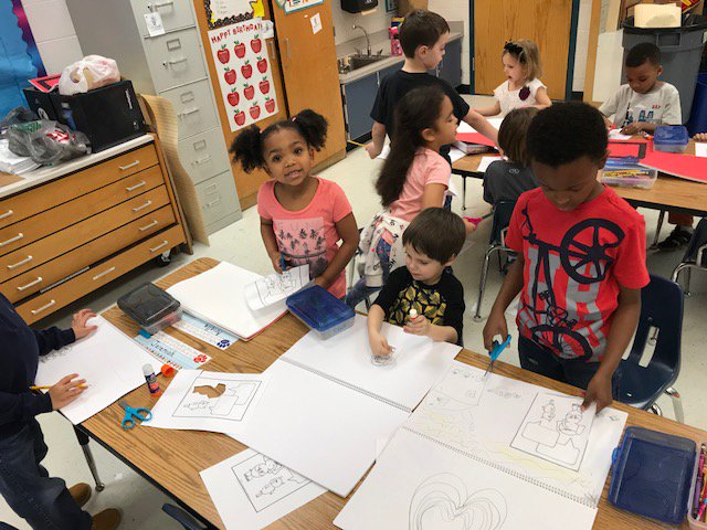 FtBelvoirES's tweet image. Ms. Miller's kindergarten class is working on expressing their feelings!  In this exercise the students are asked to cut out objects and draw how  they are feeling. #FtBelvoirPrimary #Kindergarten #DrawItOut