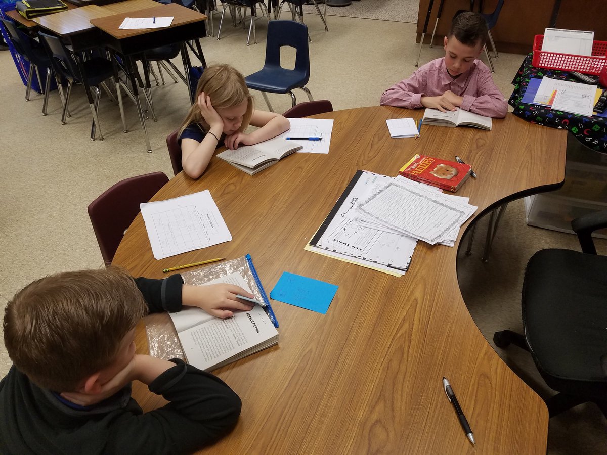 OldRichmondES's tweet photo. Reading center time - Mrs. Hatcher facilitating her small flexible groups and centers. #teachingattheirinstructionallevels https://t.co/9ZaIYDyOwx