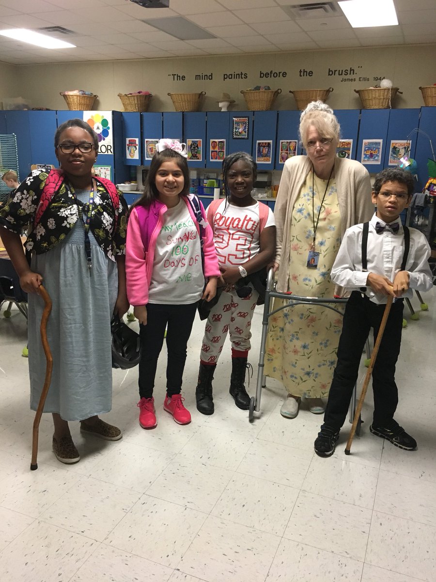 MGEParentCenter's tweet photo. MGE celebrates 100 days of school. @MissionGlenElem @S_FProgramFBISD @FBISDCommunity @KelliJimenezedu @FortBendISD @blake_yvette @DOSLFBISD https://t.co/YCWjGkRBMS