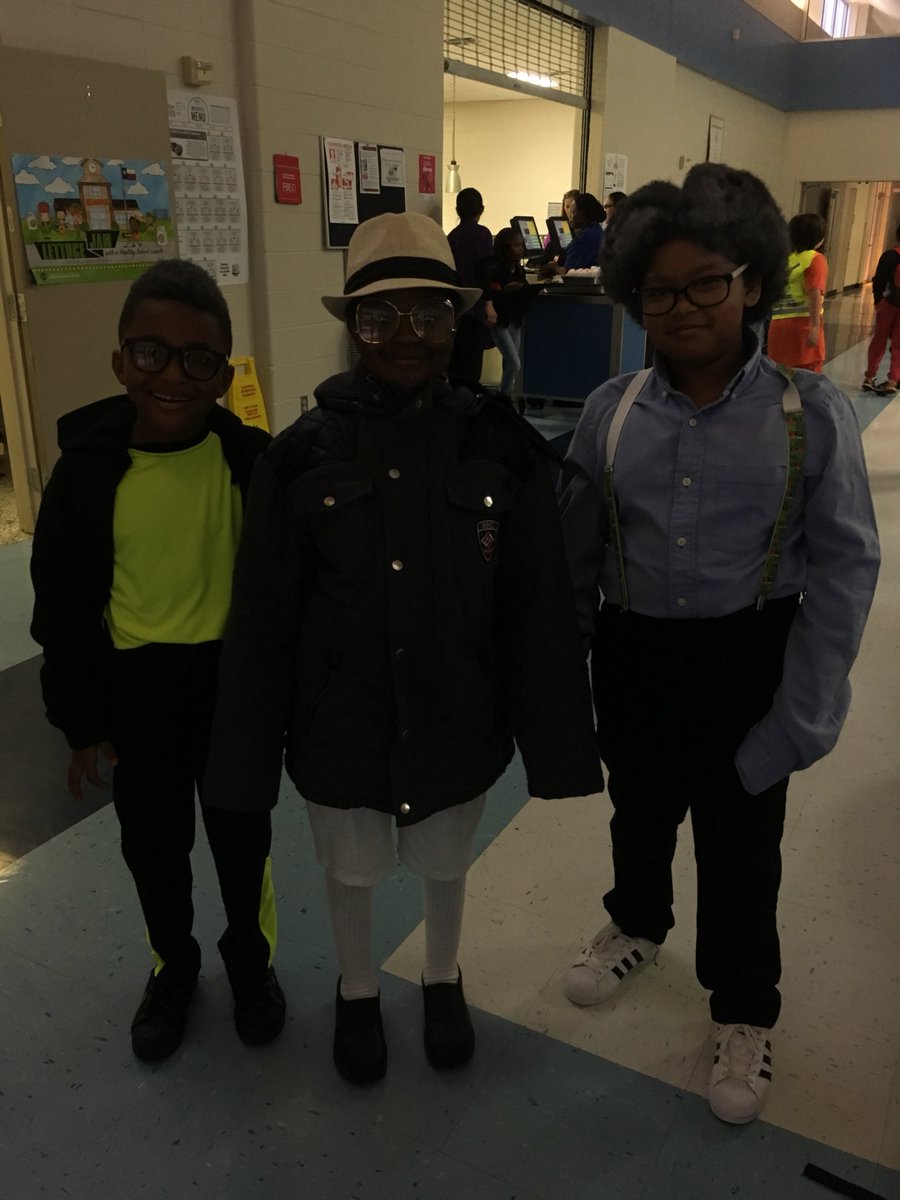 MGEParentCenter's tweet photo. MGE celebrates 100 days at school. @DOSLFBISD @blake_yvette @MissionGlenElem @KelliJimenezedu @FBISDCommunity https://t.co/gJFalOlHC8