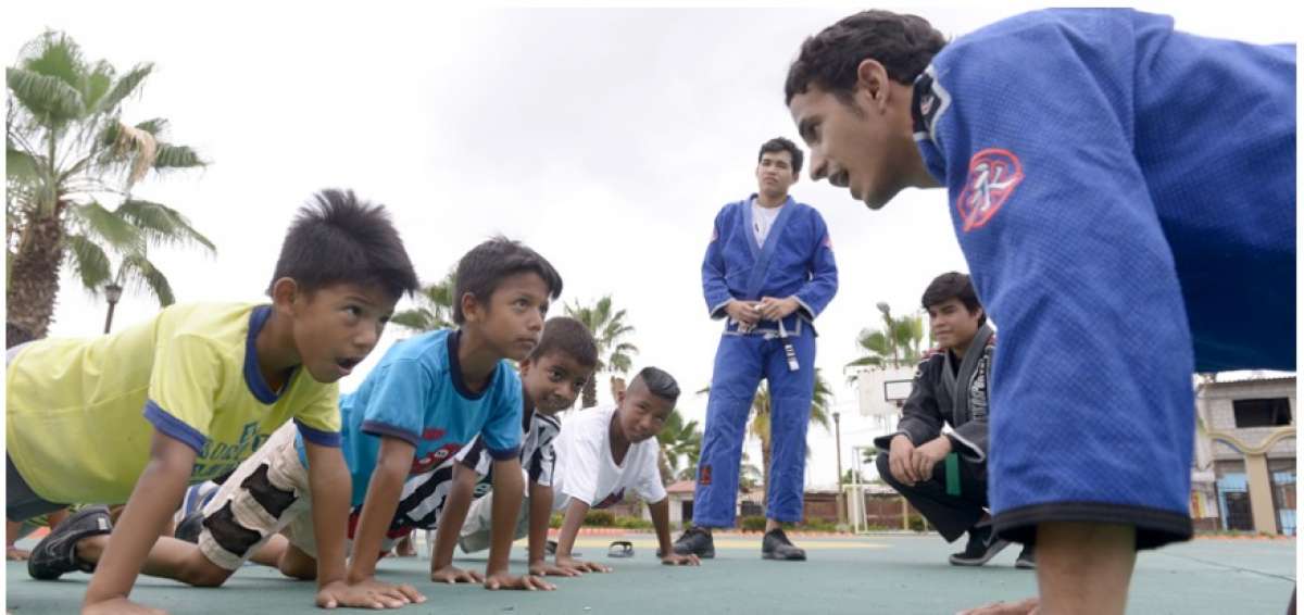 el_telegrafo's tweet photo. El campeón ecuatoriano Jonathan Barragán acerca el jiu-jitsu a los niños►https://t.co/KBn6l5EVQJ https://t.co/sjzonqlItO