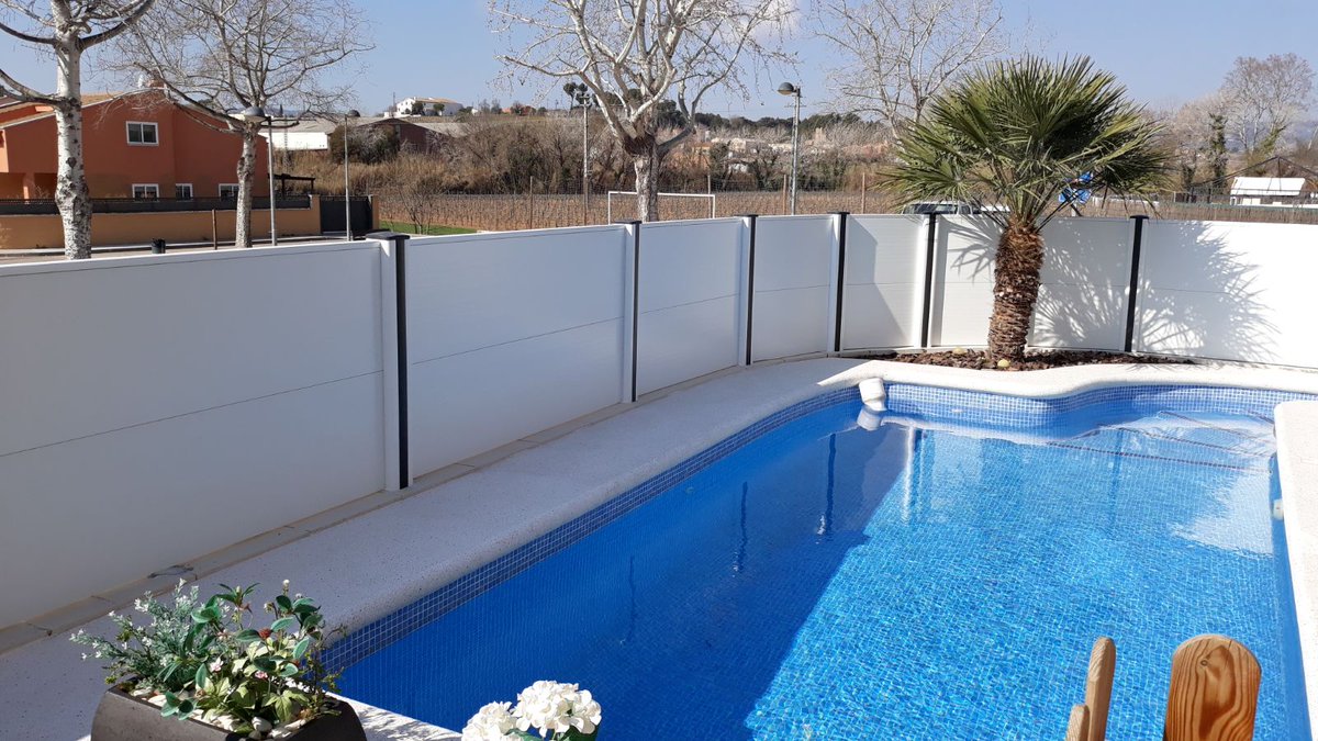 vallaspvc's tweet photo. Disposem d'una àmplia gamma de models de tanques de PVC per a jardí, un material que no necessita cap tipus de manteniment. https://t.co/d8fSlHW3jg … #tancaments #piscines #vallaspvc #vallado #piscina #sinmanteminiento #sensemanteniment https://t.co/v6Wtc9V76j