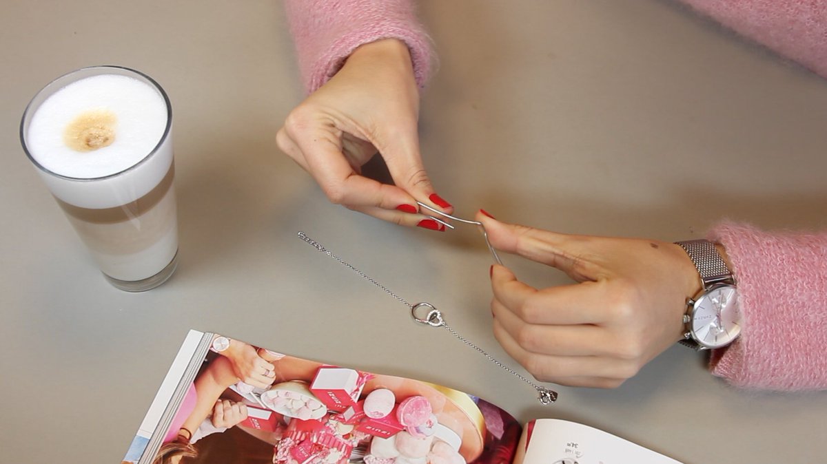 Zelf een armband omdoen was nog nooit zo makkelijk... Lees en kijk hier ow.ly/4NAY30iysiM snel verder om erachter te komen hoe je jouw leven weer net even iets makkelijker kan maken!