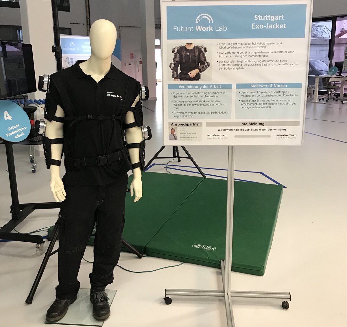 w_jahr's tweet photo. Schweres Heben leicht gemacht: Das #ExoJacket trägt zur #Arbeitsgesundheit bei. @Uni_Stuttgart @arena2036 @iaostuttgart @InnoTruck @BMBF_Bund #Wissenschaftsjahr #ArbeitsweltenDerZukunft #Industrie40 #arbeitenviernull #Forschungscampus #FutureWorkLab https://t.co/ZOZdJOooCI