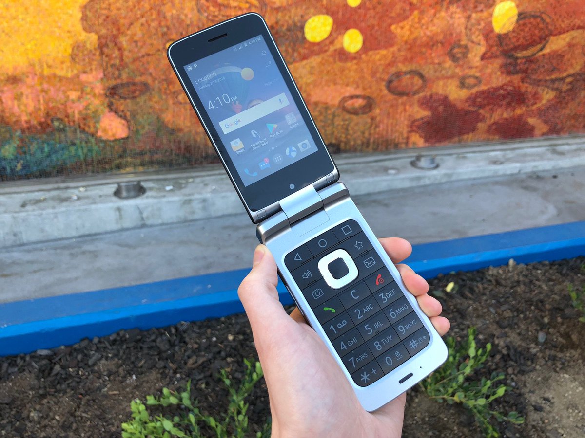 I found a flip phone that runs Android…but why does it exist? 🤔 youtube.com/watch?v=s3-3sM…