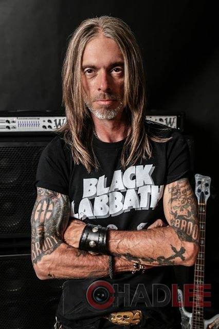 MuttMerch's tweet photo. #tbt to #rexbrown in #blacklabbath. Photo by Chad Lee yours at https://t.co/KZl0W3c2mq! #muttmerch #barkinghostile #pantera #metal #dogrescue #dogs #dogfashion https://t.co/ExCUHh14cC