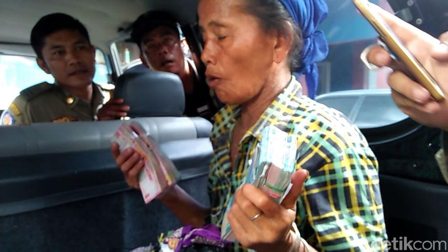 detikcom's tweet photo. Terjaring Razia, Pengemis di Tasikmalaya Bawa Uang Rp 43 Juta https://t.co/iQ2TVOrtKv https://t.co/h4FFM7gWKK