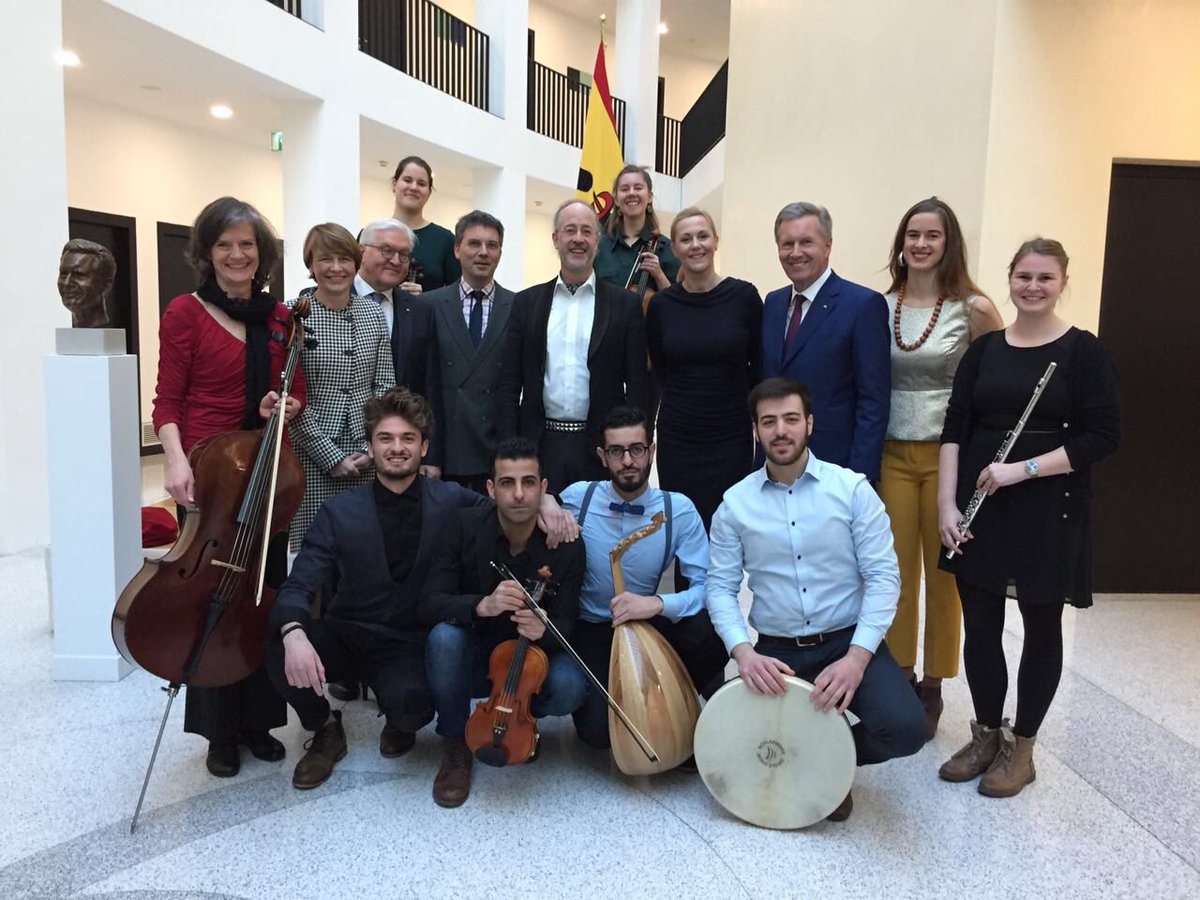 „Zu gelungener #integration [...] gehören Offenheit und Haltung – Offenheit für das Neue, das Dynamische, das unserem Land gut tut, und zugleich Haltung und Orientierung an der Rechts- und Freiheitsordnung [...].“ #bundespräsident #Steinmeier #Wulff bit.ly/2ChhJP4