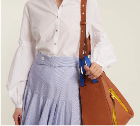 One woman's suitcase is another woman's bag. Introducing ... the LOEWE Hammock leather tote.
piqq.co/?item=56596650…
#BagLife