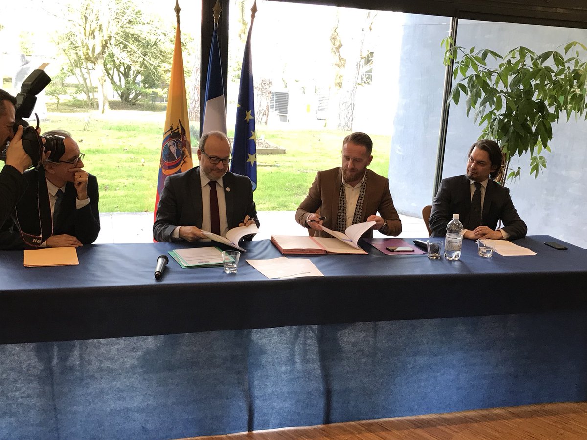 fire_france's tweet photo. Signature de la convention de partenariat entre l’AFD, le CD54 et l’association FIRE pour la formation des pompiers d’Equateur à la potabilisation de l’eau d’urgence #Ecuador @Departement54 https://t.co/egvzsinP7H