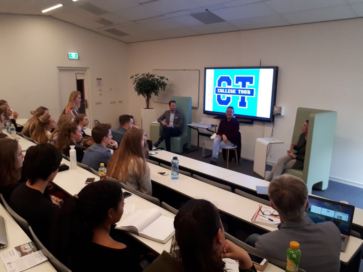 Tijdens de allereerste collegetour van <a href="/NHLcommunicatie/">NHL Stenden Communicatie</a>, met Louwrens in de rol van @twanhuijs, stelden onze eerstejaars vragen aan alumni <a href="/JanWillemdeV/">Jan-Willem de Vries</a> en <a href="/sveareekers/">Svea Reekers</a>.