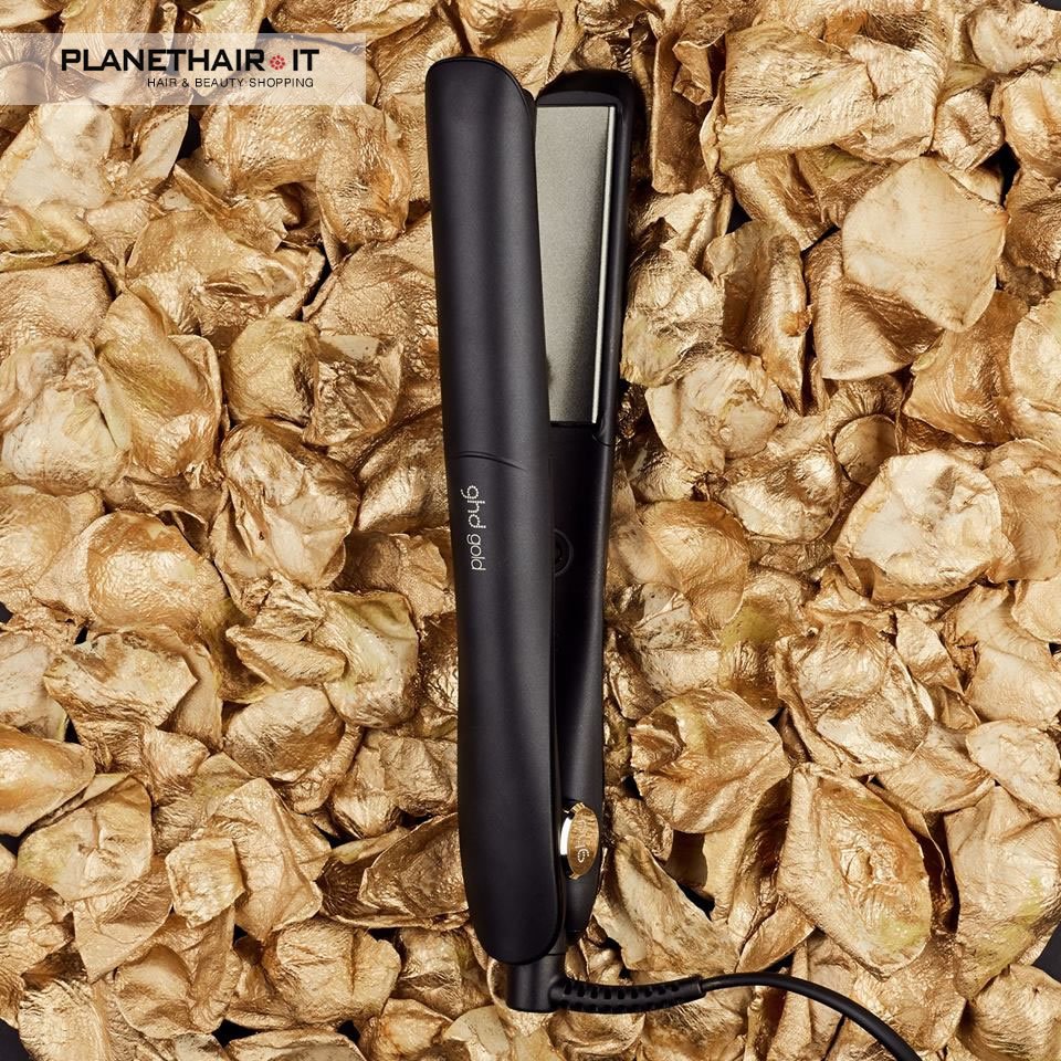Nuova GHD Gold in anteprima su planethair.it  La GHD Gold Styler 2018 è stata ingegnerizzata per avere un'acconciatura perfetta ma anche capelli più sani e lisci #ghd #ghdgold #piastra #planethairit #nuovaghd #ghdgoldstyler 
#ghdgoldstyler2018