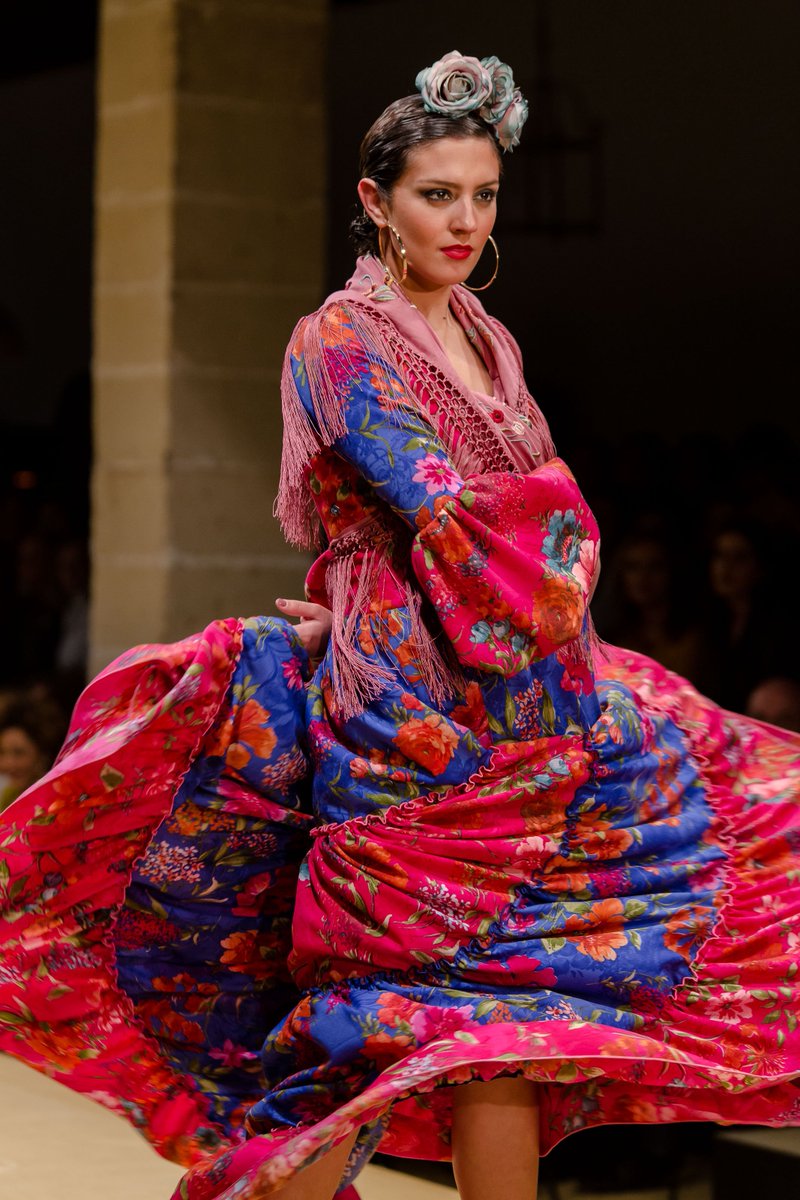La tarde de la segunda jornada de <a href="/PasarelaJerez/">Pasarela Flamenca Jerez</a> se antojaba colorida y alegre, y no solamente porque el carnaval acabara de comenzar, sino por los diseños que sobre sus tablas desfilarían durante las horas sucesivas.
Ya en la web el resumen.

bit.ly/pfj2018-dia-2