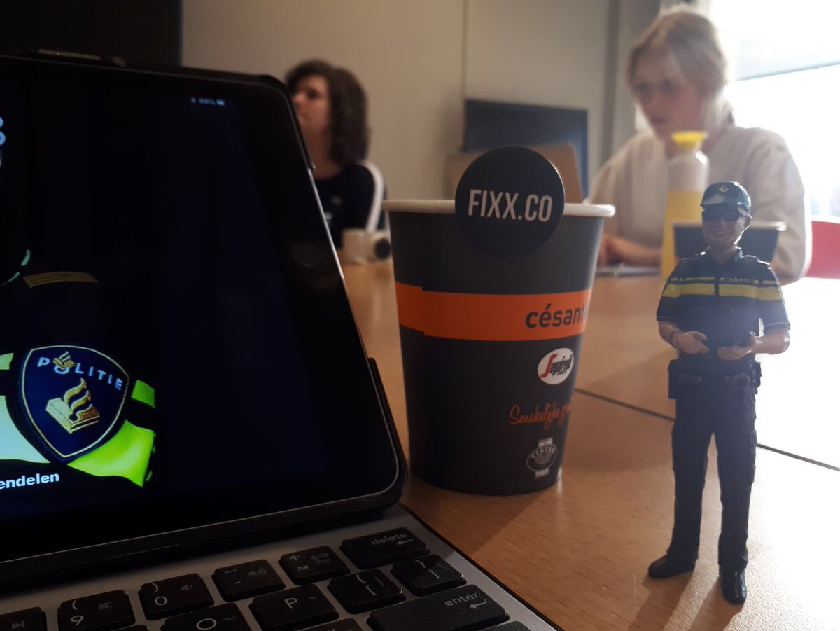 DJ_Grootenboer's tweet photo. Als opdrachtgever gebrainstormd over een evenement in de haven dat gefixxt gaat worden door studenten @hsrotterdam #durftedelen #fixx #zeehavenpolitie #andersnetwerken https://t.co/r9e2D9LmVe