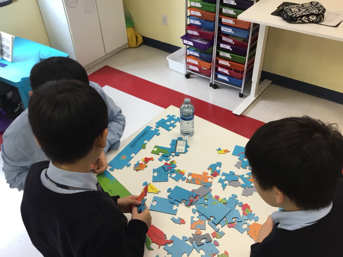 MsSpecksClass's tweet image. A little bit of #puzzling going on here before lunch!  #spatialawareness #teamworkdreamwork