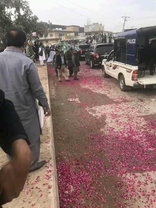 adilRas48202698's tweet image. (ناکام حکومت)
یہ آج نوازشریف کی نیب عدالت میں آمد پر گل پاشی کے پھول ہیں میاں صاحب اب عوام کی دل کی دڈکن بن گئے ہیں
 سپریم کورٹ، چور عمران اور سازشیوں جتنا مرضی زور لگا لے نوازشریف سے عوام کا محبت اور بڑھتا جا رہا ہے
#DisqualificationRejected