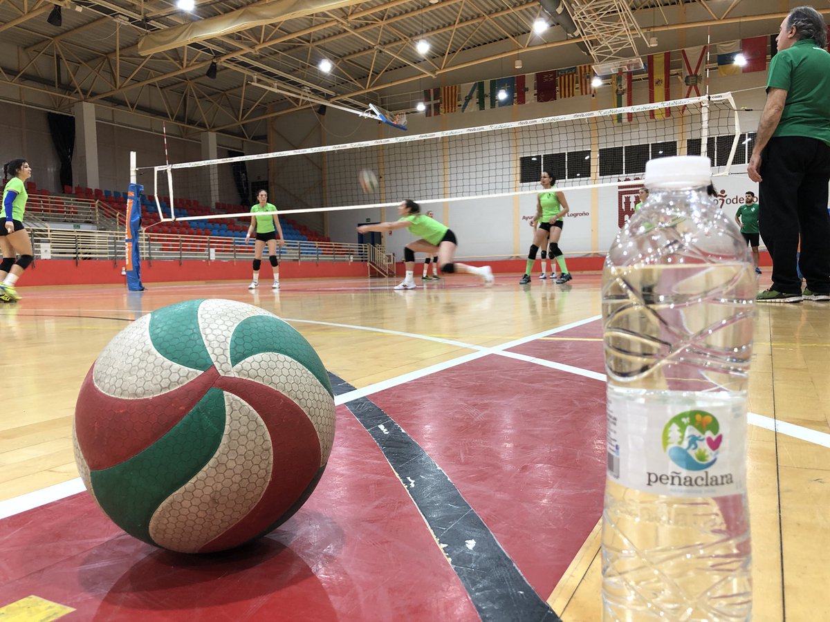 VoleibolLogrono's tweet photo. Es muy importante que haciendo deporte nos hidratemos , nosotros tenemos la gran suerte de contar con una de las principales marcas,@Penaclara nos acompaña en los éntrenos, partidos, en nuestro día a día, por eso les damos las gracias.
#PeñaclaraConElVoley
#PeñaclaraConElDeporte https://t.co/n3sZ2IleiL